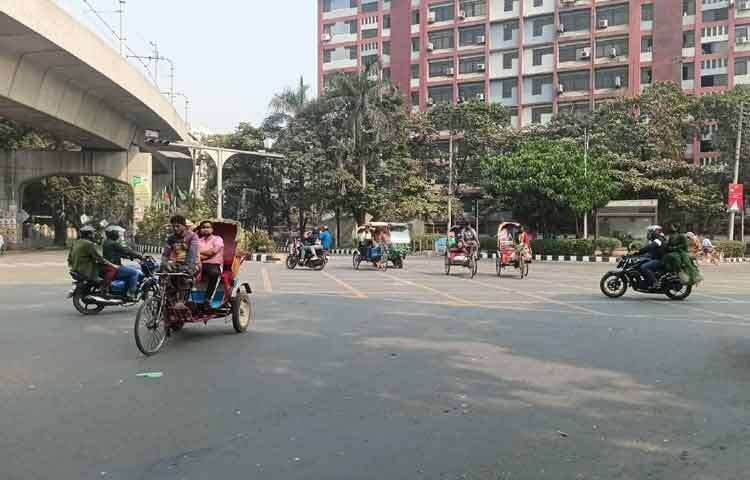 রিকশা ও সিএনজিচালিত অটোরিকশার সংখ্যা কিছুটা বেশি দেখা গেছে। তবে ব্যক্তিগত গাড়ির উপস্থিতি তুলনামূলকভাবে বেশি দেখা গেছে।