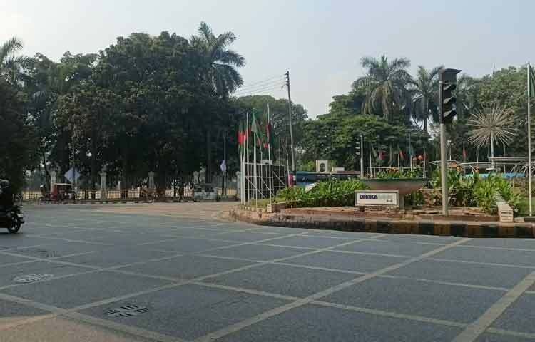 সামগ্রিকভাবে বিজয় দিবসে রাজধানীর সড়কে স্বস্তিদায়ক পরিবেশ বিরাজ করেছে। ফাঁকা রাস্তা ও কম যানবাহনের কারণে নগরবাসী পেয়েছেন স্বাভাবিক দিনের ভিড় ও কোলাহল থেকে কিছুটা বিরতি।