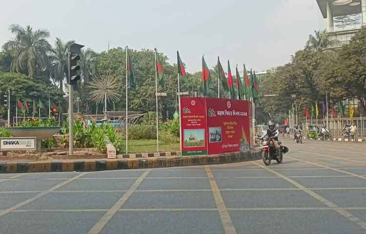 পরিবার-পরিজন নিয়ে অনেকেই বিজয় দিবসের অনুষ্ঠানে অংশ নিতে বা শহরের বিভিন্ন দর্শনীয় স্থানে যাওয়ার জন্য ব্যক্তিগত গাড়ি ব্যবহার করেছেন। খুব স্বাচ্ছন্দ্যেই ঘুরতে পারছেন সাধারণ মানুষ।
