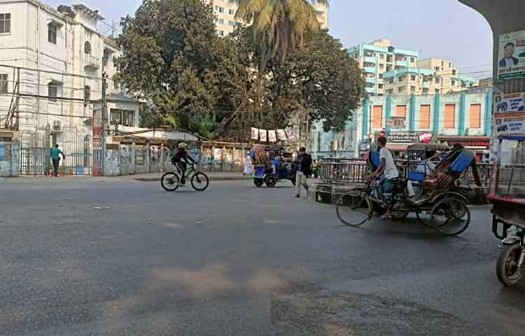 এদিন সরকারি-বেসরকারি অফিস, শিক্ষাপ্রতিষ্ঠান ও অধিকাংশ ব্যবসাপ্রতিষ্ঠান বন্ধ থাকায় মানুষের যাতায়াত কম ছিল। ফলে সড়কে গণপরিবহনের উপস্থিতিও ছিল সীমিত। হাতেগোনা কিছু বাস ও মিনিবাস চলাচল করতে দেখা গেলেও যাত্রীসংখ্যা ছিল কম।