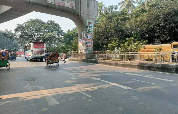 ট্রাফিক পুলিশ সদস্যরা জানিয়েছেন, ছুটির কারণে সড়কে যানবাহনের চাপ কম থাকায় দায়িত্ব পালন তুলনামূলক সহজ হয়েছে। তবে গুরুত্বপূর্ণ মোড় ও অনুষ্ঠানস্থলের আশপাশে পর্যাপ্ত নিরাপত্তা ও ট্রাফিক নিয়ন্ত্রণ ব্যবস্থা রাখা হয়েছে।