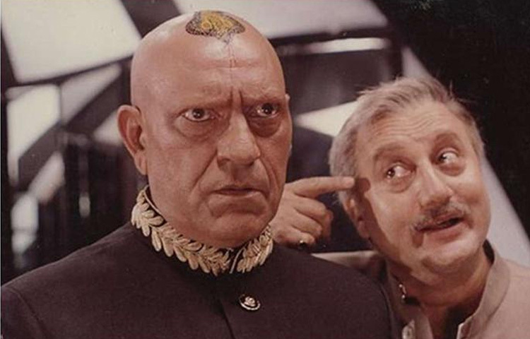 ২০০৫ সালের ১২ জানুয়ারি ব্রেন টিউমারে আক্রান্ত হয়ে মাত্র ৭২ বছর বয়সে পৃথিবী থেকে বিদায় নেন এই কিংবদন্তি। তবে তার অনন্য অভিনয়, অতুলনীয় চরিত্র নির্মাণ এবং সংলাপের গভীরতা আজও সিনেমাপ্রেমীদের হৃদয়ে জীবন্ত।