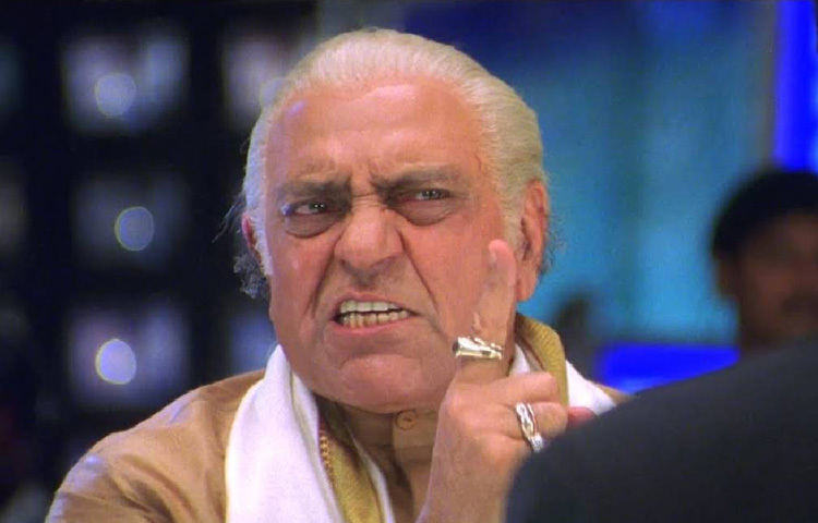 ১৯৭১ সালে ‘রেশমা অউর শেরা’ ছবির মাধ্যমে চলচ্চিত্রে অভিষেক ঘটে তার।