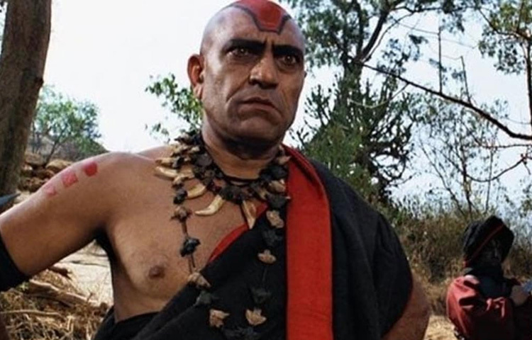 শুরুতে ছোটখাটো চরিত্রে অভিনয় করলেও তার প্রতিভা খুব দ্রুতই নজরে আসে পরিচালকদের এবং এরপর সময়ের সঙ্গে সঙ্গে তিনি হয়ে ওঠেন খল চরিত্রের কিংবদন্তি।