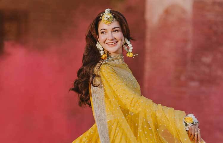 ২০১৬ সালের চলচ্চিত্র ‘জানান’ এ অভিনয়ের মাধ্যমে চলচ্চিত্রে পা রাখেন হানিয়া। শুধু তাই নয়, এরজন্য তিনি লাক্স স্টাইল অ্যাওয়ার্ডস-এ শ্রেষ্ঠ সহকারী অভিনেত্রীর জন্য মনোনীত হন।