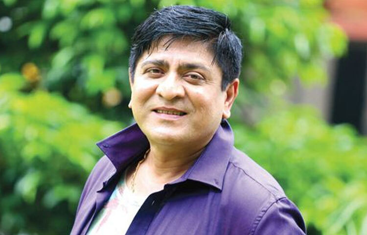 ১৯৮৬ সালে ‘নতুন মুখের সন্ধানে’ প্রতিযোগিতার মাধ্যমে অমিত হাসান চলচ্চিত্রে আসেন। ১৯৯০ সালে মুক্তি পায় তার অভিনীত প্রথম চলচ্চিত্র ‘চেতনা’। ছবিটি পরিচালনা করেন ছটকু আহমেদ। কেন্দ্রিয় চরিত্রে একক নায়ক হিসেবে তিনি প্রথম অভিনয় করেন মনোয়ার খোকনের ‘জ্যোতি’ সিনেমায়।