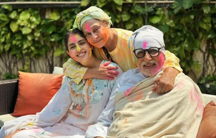 মেয়ে-নাতনিকে নিয়ে হোলি উদযাপন করেছেন বিগ-বি অমিতাভ বচ্চন। ছবি: ইনস্টাগ্রাম