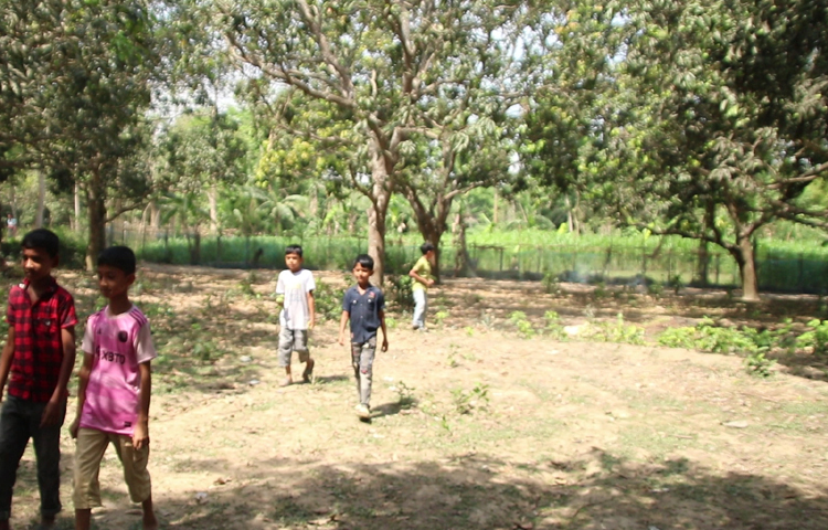 জানা গেছে, দেশের সর্বোচ্চ তাপমাত্রা চুয়াডাঙ্গা-মেহেরপুরে। এ দুই জেলায় ৪০ ডিগ্রি থেকে ৪২ ডিগ্রির উপরে তাপমাত্রা রেকর্ড করা হয়। ছবি: আসিফ ইকবাল