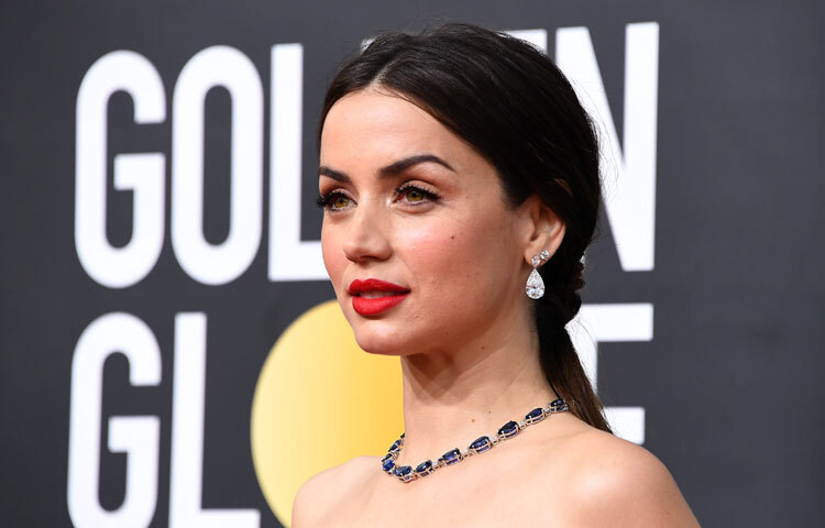 আনা দে আরমাস: ‘নাইভস আউট’ এবং ‘ব্লন্ড’ এই দুই চরিত্রের মাধ্যমে আনা আন্তর্জাতিক আলোচনার কেন্দ্রে উঠে আসেন। স্ক্রিনে তার কোমল, স্বাভাবিক সৌন্দর্য এবং ব্যক্তিত্বের নীরব শক্তি তাকে রেখেছে সব সময় খোঁজে। ব্যক্তিগত জীবনের আলোচনা থাকলেও তার জনপ্রিয়তা বরং বেড়েই চলেছে।