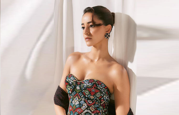 অনন্যার সাজে চোখে পড়ার মতো ছিল তার সংযমী গয়না নির্বাচন। কানে ঝুলছিল পাটোলা-অনুপ্রাণিত স্টেটমেন্ট দুল, যা করসেটের রঙিন নকশার সঙ্গে দারুণভাবে মিলেছে। হাতে একটিমাত্র বোল্ড আংটি, যা পুরো লুককে দিয়েছে আধুনিকতার ছোঁয়া।