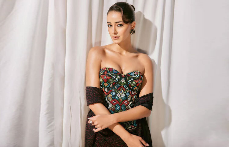 এই নিখুঁত ও পরীক্ষামূলক লুকের পেছনে আছেন ভারতের জনপ্রিয় সেলিব্রিটি স্টাইলিস্ট অমি প্যাটেল, যিনি অনন্যার ফ্যাশন সেন্সকে প্রতিবারই নতুন মাত্রা দেন। তার তত্ত্বাবধানেই ঐতিহ্যবাহী গুজরাটি মোটিফে এমন আধুনিক ও পরিশীলিত উপস্থাপনা সম্ভব হয়েছে।