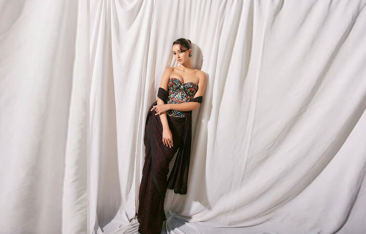 মেকআপে অনন্যা থেকেছেন তার পরিচিত মিনিমাল ঢঙে। চোখে হালকা কাজল, গালে নরম ব্লাশ আর ঠোঁটে গ্লসি ন্যুড শেড-এই তিনের সমন্বয়ে তিনি তৈরি করেছেন প্রাকৃতিক অথচ নিখুঁত গ্ল্যাম। চুল বাঁধা হয়েছে পরিপাটি স্মুথ হেয়ার বানে, যা পুরো সাজের ভারসাম্য ধরে রেখেছে।