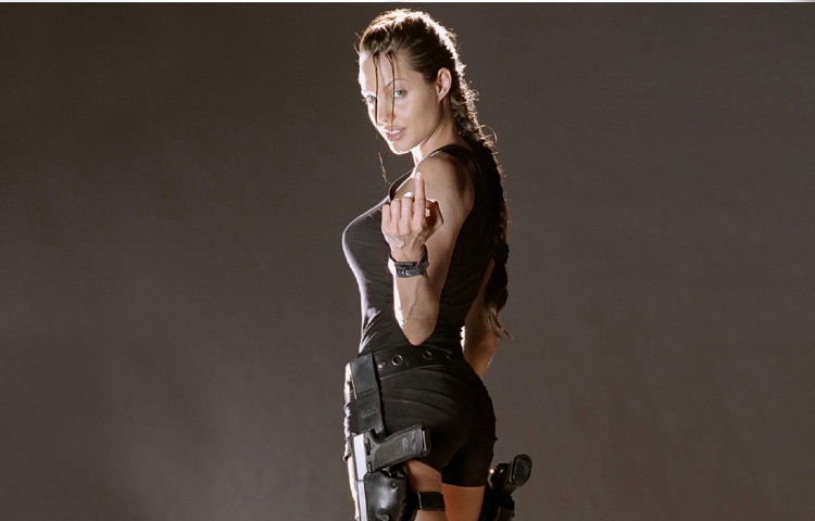 এরপরই আসে সেই মাইলফলক ‘গার্ল, ইন্টারপোল’ (১৯৯৯)। এই সিনেমায় পারফরম্যান্সের জন্য তিনি অস্কার, গোল্ডেন গ্লোব ও স্ক্রিন অ্যাক্টরস গিল্ড পুরস্কার জিতে নেন সহ-অভিনেত্রী হিসেবে। এরপর ‘লারা ক্রফট: টম্ব রাইডার’ তাকে বানিয়ে তোলে অ্যাকশন হিরো।