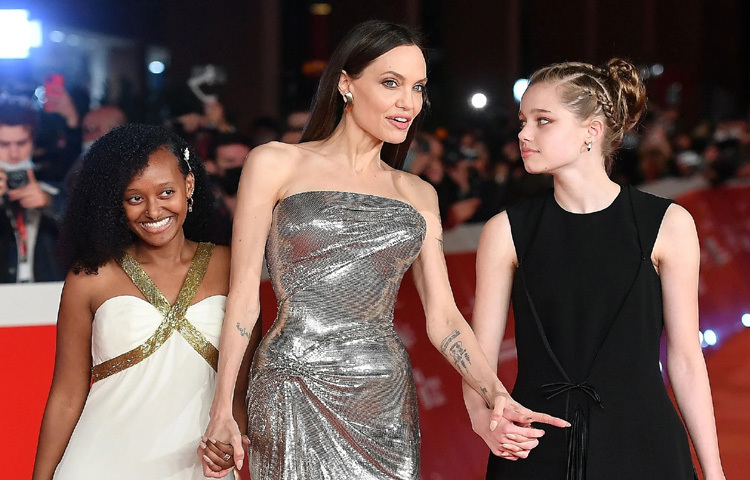 মা হিসেবে তিনি খুবই দায়িত্বশীল ও নিবেদিত। সন্তানদের নিয়ে নানা সময়ে সংবাদে উঠে এসেছেন গভীর আবেগ ও দায়িত্বশীলতার চিত্রে।