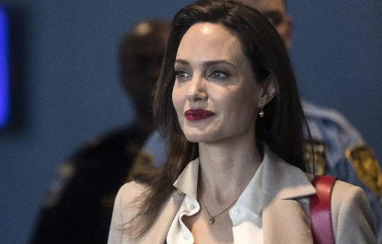 অভিনয়ে প্রবেশ করেন ১৯৯৩ সালে, ‘সাইবোর্গ টু’ চলচ্চিত্রের মাধ্যমে। তবে তিনি প্রথম সাড়া ফেলেন ‘গিয়া’ (১৯৯৮) টেলিফিল্মে এক ট্র্যাজিক সুপারমডেলের ভূমিকায় অভিনয় করে।