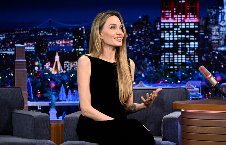 ছোটবেলায় তিনি খুবই অন্তর্মুখী স্বভাবের ছিলেন। স্কুলজীবনে সহপাঠীদের কাছ থেকে নানা রকমের কটুক্তি ও তুচ্ছতা সহ্য করতে হয়েছে তাকে। তবে তার চেহারায় যেমন ছিল সৌন্দর্যের ছাপ, তেমনি মনে ছিল জেদ আর সংগ্রামের শক্তি।