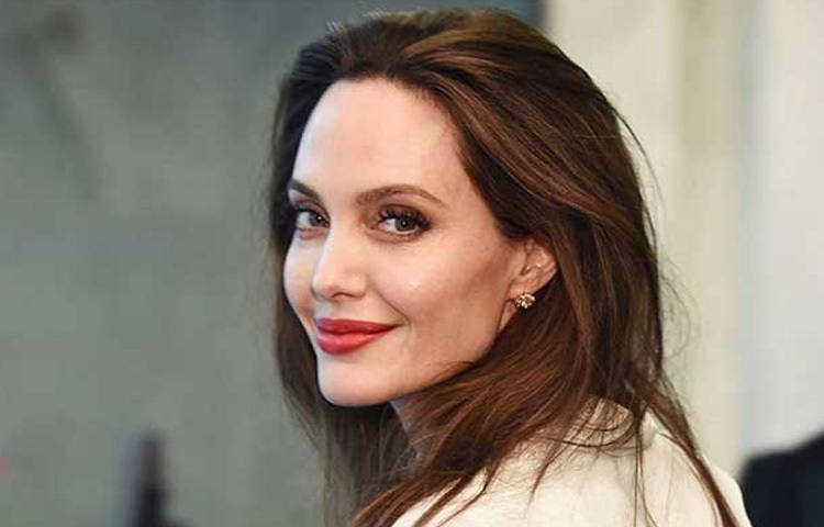 অ্যাঞ্জেলিনা শুধু অভিনেত্রী নন, তিনি একজন দক্ষ চলচ্চিত্র পরিচালক এবং প্রযোজকও। ‘ইন দ্য ল্যান্ড অব ব্লাড অ্যান্ড হানি’, ‘আনব্রোকেন’, ‘ফার্স্ট দে কিল্ড মাই ফাদার’ তার পরিচালিত বিখ্যাত চলচ্চিত্র। এসব কাজেও তিনি মানবতাবাদী বার্তা ছড়িয়ে দিয়েছেন।