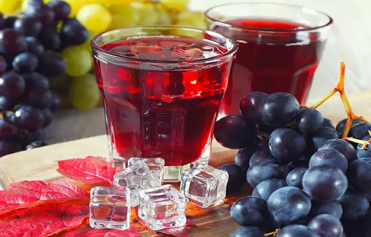 আঙুরের রসের সঙ্গে মধু আর বরফ মিশিয়ে খেলেও গরমে স্বস্তি মিলবে। ছবি: সংগৃহীত