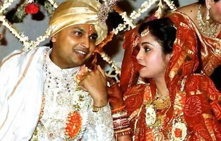 ব্যক্তিজীবনে তিনি পরিবারকে খুবই গুরুত্বপূর্ণ মনে করেন। তার স্ত্রীর নাম নীলাম আম্বানি। তাদের দুই সন্তান রয়েছে।