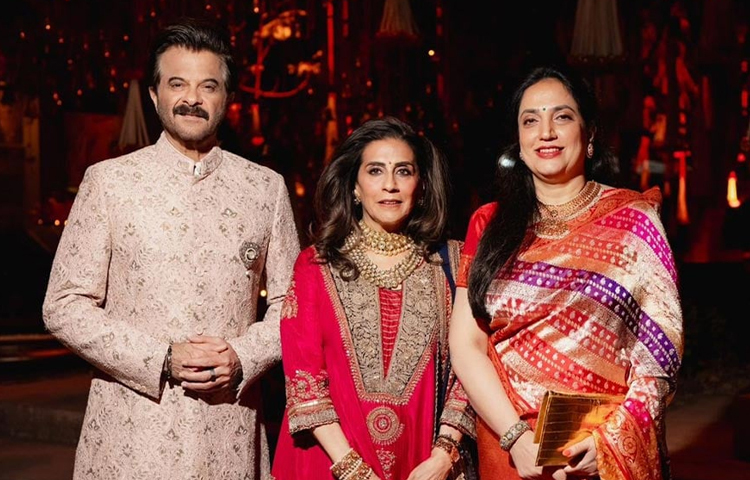 বলিউড তারকাদের সবাই দেশি সাজে আলো ছড়িয়েছিলেন। ক্যামেরায় সস্ত্রীক ধরা দিয়েছিলেন অনিল কাপুর। ছবি: সংগৃহীত
