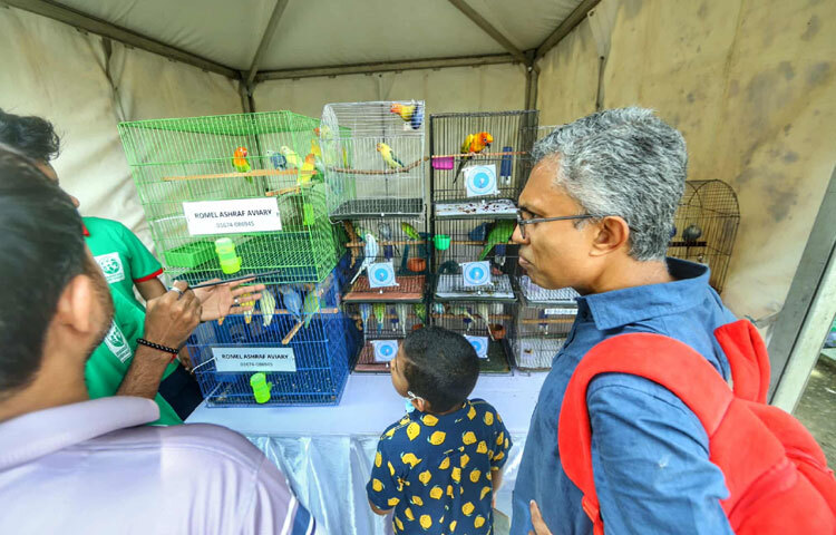 মেলায় ঘুরে বেড়ানো দর্শনার্থীরা বলছেন, ঢাকায় এমন আয়োজন খুবই আনন্দের। এখানে এসে একদিকে যেমন প্রাণীদের কাছ থেকে দেখা যায়, অন্যদিকে পরিবার-পরিজন নিয়ে সময় কাটানোর সুযোগও মেলে।