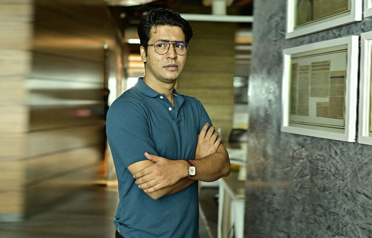 কলকাতার থিয়েটার মঞ্চ থেকেই অনির্বাণের অভিনয়-যাত্রা শুরু। নাট্যদল অ্যাশর প্রোডাকশনস-এর হয়ে তিনি অভিনয় করেন নানা পরীক্ষাধর্মী নাটকে। মঞ্চে সংলাপের ভঙ্গি, শরীরী ভাষা আর আবেগের বিস্তার তাকে দ্রুত আলাদা করে তোলে।