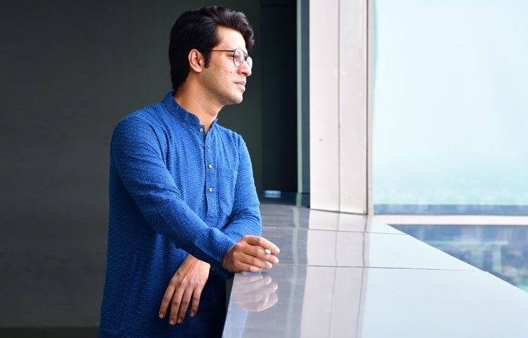 জন্মদিনে ভক্তরা তাকে ভরিয়ে দিচ্ছেন শুভেচ্ছা আর ভালোবাসায়। অনির্বাণ ভট্টাচার্য এখন বাংলা বিনোদন জগতের এমন এক নাম, যিনি সমানভাবে মন জয় করেছেন শিল্পী, সমালোচক আর দর্শকের।