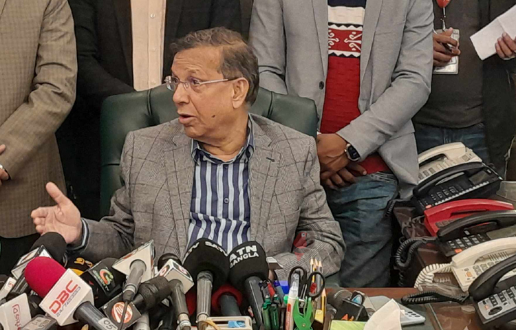 আজ সচিবালয়ে এক জরুরি প্রেস ব্রিফিংয়ে আইনমন্ত্রী আনিসুল হক বলেন, দেশে একসঙ্গে ৬৪৮ জন সংসদ সদস্য রয়েছে বলে যে বিতর্ক উঠেছে, তা ঠিক নয়। রাজনৈতিক কারণে সারাদেশে একটি বিভ্রান্তি সৃষ্টি করার জন্য এ বক্তব্য দেওয়া হচ্ছে। ছবি: মাসুদ রানা