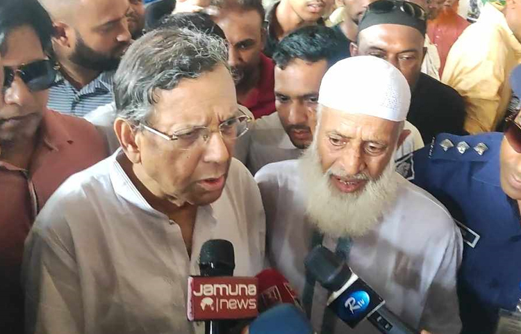 ব্রাহ্মণবাড়িয়া আখাউড়ায় একটি নির্মাণাধীন ব্রিজের কাজ পরিদর্শন শেষে সাংবাদিকদের সঙ্গে কথা বলেন আইনমন্ত্রী অ্যাডভোকেট আনিসুল হক। ছবি: আবুল হাসনাত মো. রাফি