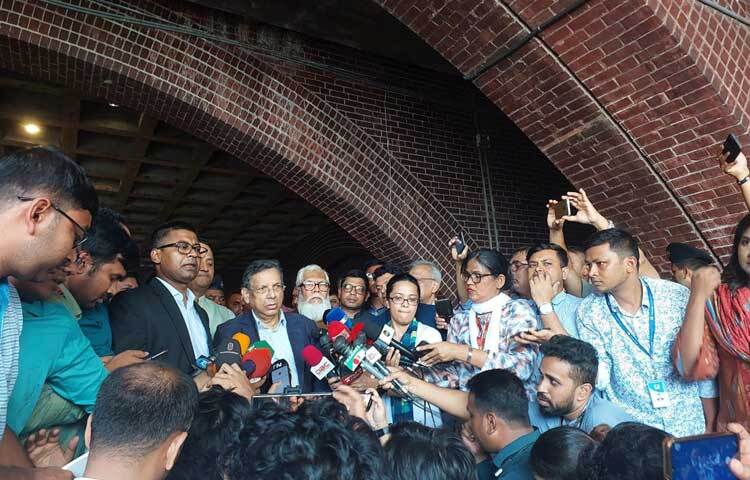 প্রধানমন্ত্রী শেখ হাসিনার নির্দেশে জাতীয় সংসদের ট্যানেলে জরুরি প্রেস ব্রিফিংয়ে আন্দোলনকারী শিক্ষার্থীদের উদ্দেশ্যে বক্তব্য রাখেন আইনমন্ত্রী আনিসুল হক। ছবি: সালাহ উদ্দিন জসিম