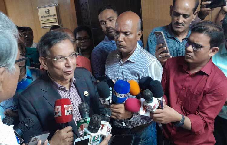 বাংলাদেশ জামায়াতে ইসলামী ও দলটির ছাত্র সংগঠন বাংলাদেশ ইসলামী ছাত্রশিবির নিষিদ্ধ করার সংক্রান্ত ফাইল ভেটিং (বাংলাদেশের মতামত) করে স্বরাষ্ট্র মন্ত্রণালয়ের ফেরত পাঠানো হয়েছে জানিয়ে আইনমন্ত্রী আনিসুল হক বলেন, কিছুক্ষণের মধ্যে এ বিষয়ে স্বরাষ্ট্র মন্ত্রণালয় থেকে প্রজ্ঞাপন জারি করা হবে। ছবি: মাসুদ রানা