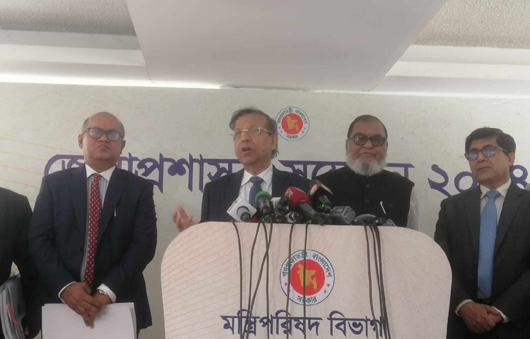 রাজধানীর ওসমানী স্মৃতি মিলনায়তনে জেলা প্রশাসক সম্মেলনের তৃতীয় দিনের দ্বিতীয় অধিবেশনে মামলা জট কমাতে জেলা প্রশাসকদের সহযোগিতা চেয়েছেন আইন, বিচার ও সংসদবিষয়ক মন্ত্রী আনিসুল হক। ছবি: মাসুদ রানা