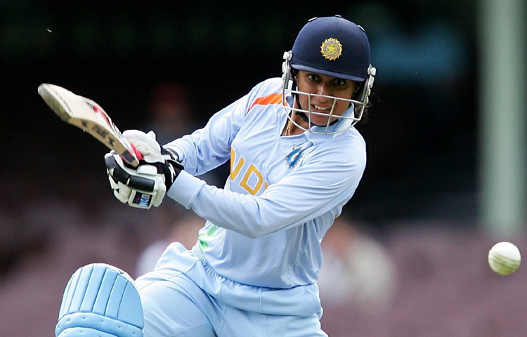 মাত্র ১৭ বছর বয়সে আন্তর্জাতিক ক্রিকেটে অভিষেক ঘটে তার। ১৯৯৫ সাল থেকে শুরু করে প্রায় দেড় দশকের ক্যারিয়ারে তিনি হয়ে ওঠেন ভারতীয় নারী দলের অন্যতম স্তম্ভ।