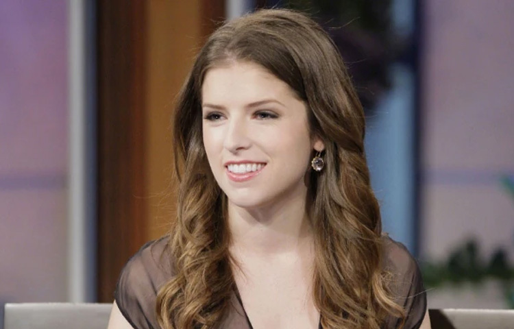 ক্যামেরার সামনে আনা যেমন উজ্জ্বল, ক্যামেরার বাইরে তিনি তেমনি সহজ-সরল আর রসিক।