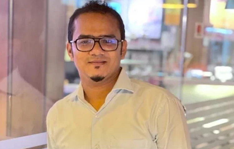 চিত্রনাট্য লেখক হিসেবে ২০০০ সালে কর্মজীবন শুরু করেন অনন্য মামুন।