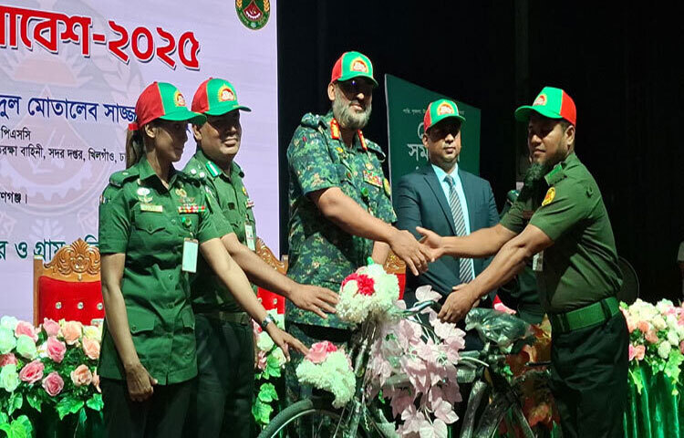 বাংলাদেশ আনসার ও গ্রাম প্রতিরক্ষা বাহিনী মহাপরিচালক মেজর জেনারেল আব্দুল মোতালেব সাজ্জাদ মাহমুদ বলেছেন, নিরাপত্তা পরিস্থিতিতে বিভিন্ন প্রতিষ্ঠানগুলোতে আমাদের অঙ্গীভূত আনসার সদস্যরা দৃঢ় ভূমিকা পালন করছে। রাষ্ট্রের প্রতিটি জায়গায় নিরাপত্তা সমৃদ্ধি উন্নয়নের জায়গায় এ বাহিনী কাজ করে যাচ্ছে। ছবি: মোবাশ্বির শ্রাবণ