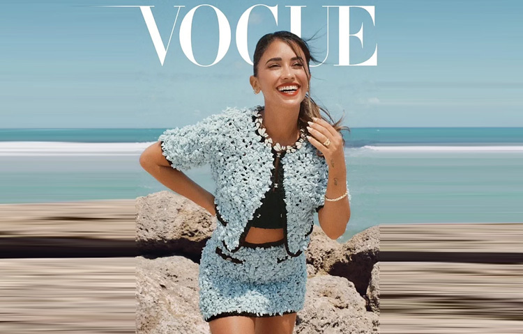 ফ্রেঞ্চ বিলাসবহুল ব্র্যান্ড শ্যানেলের পোশাকে হাস্যাজ্জ্বল আন্তোনেলা। আকাশি নীল রঙের টপ ও মিনিস্কার্টে তাকে দেখাচ্ছিল অসাধারণ। সঙ্গে মিলিয়ে পরেছেন মার্কিন জুয়েলারি ব্র্যান্ড টিফানি অ্যান্ড কোংয়ের দুল, নেকলেস, ব্রেসলেট আর আংটি-যা তার লুকে যোগ করেছে আভিজাত্যের ছোঁয়া।