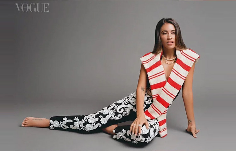 ক্যারোলিনা হেরেরার ডিজাইন করা লাল-সাদা সোয়েটার ও সাদা-কালো ফ্লোরাল প্যান্টের ক্যাজুয়াল লুকেও বেশ স্টাইলিশ লাগছে মেসির প্রিয়তমাকে। সঙ্গে মিলিয়ে পরেছেন একই ব্র্যান্ডের চাংকি নেকলেস ও আংটি।