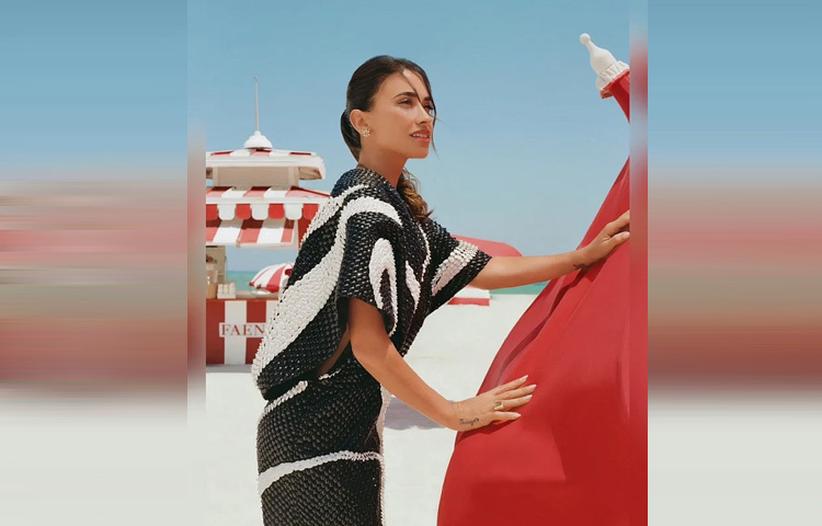 বিডেড ও স্ট্রাকচার্ড প্যাটার্নের মনোমুগ্ধকর একটি পোশাকে ফ্রেমবন্দি হয়েছেন আন্তোনেলা। মিনিমাল জুয়েলারির সঙ্গে নজর কাড়ে তার হাতে করা ট্যাটু যেখানে লেখা রয়েছে বড় ছেলে থিয়াগোর নাম।