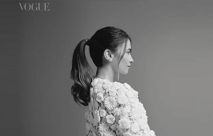 মাইকেল কর্স কালেকশনের এক ফ্লোরাল পোশাকে ক্যামেরাবন্দি হন আন্তোনেলা। খোলা পনিটেল হেয়ারস্টাইল ও ন্যাচারাল লুক তাকে দিয়েছে এক অনন্য মাধুর্য।