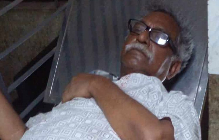 রাজধানীর খিলগাঁও রেলগেটে ট্রেনে পায়ের আঙুল কাটা পড়েছে তেল, গ্যাস, খনিজ সম্পদ ও বিদ্যুৎ-বন্দর রক্ষা জাতীয় কমিটির সদস্য সচিব আনু মুহাম্মদের। ছবি: সংগৃহীত