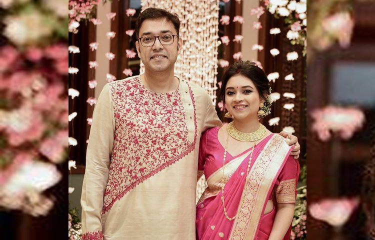 ‘তুমি অন্য কারুর সঙ্গে বেঁধো ঘর’ গায়ক অনুপম রায়ের জীবনে তৃতীয়বারের মতো লেগেছে বসন্তের ছোঁয়া। ২ মার্চ বিয়ে করেছেন জনপ্রিয় এ গায়ক। তার স্ত্রীর নাম প্রশ্মিতা পাল। ছবি: সংগৃহীত