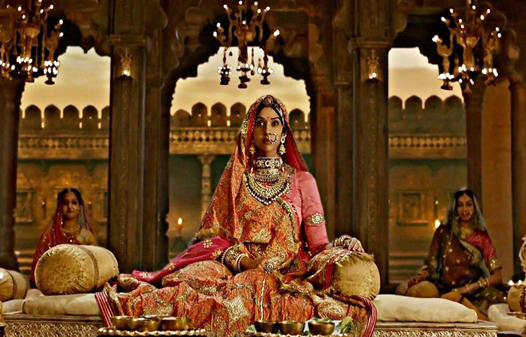 সাহসী চরিত্র, সংযমী অভিব্যক্তি আর চোখে-মুখে ভারী এক গল্প নিয়ে তিনি প্রতিটি ফ্রেমে যেন এক নতুন ব্যাখ্যা।