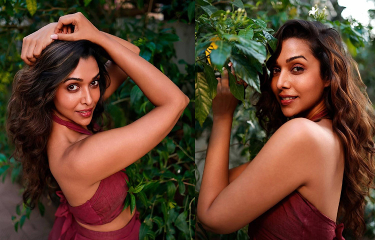 সিরিয়াস চরিত্র হোক কিংবা ইন্টেলিজেন্ট লুক, অনুপ্রিয়া তার স্টাইলেও ফুটিয়ে তুলেছেন সেই পরিণত ভাব। ফরমাল আউটফিটে যেমন তিনি দৃঢ়চেতা, তেমনি মিনিমাল মেকআপে থাকেন সাবলীল আর পরিপাটি। প্রমাণ করেন, স্টাইল মানেই জাঁকজমক নয়; পরিপক্কতা এবং ব্যাক্তিত্বও একটা স্টাইল।