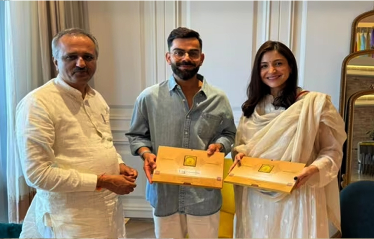 ২২ জানুয়ারি অযোধ্যায় রামমন্দির উদ্বোধন করবেন ভারতের প্রধানমন্ত্রী নরেন্দ্র মোদী। সেই অনুষ্ঠানে আমন্ত্রণ পেলেন খ্যাতিমান ক্রিকেটার বিরাট কোহলি ও তার স্ত্রী জনপ্রিয় বলিউড অভিনেত্রী অনুশকা শর্মা। ছবি: সংগৃহীত