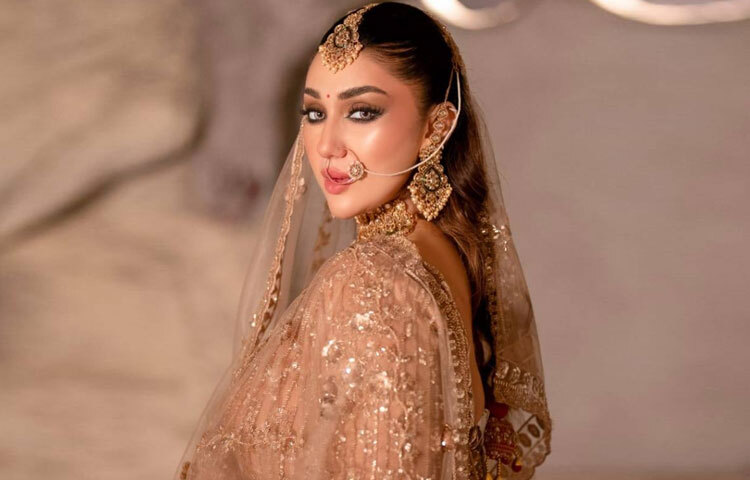 অপু বিশ্বাস ঢাকাই ছবির এক স্বর্ণালী অধ্যায়ের নাম। তার ক্যারিয়ারের শুরুতে ‘কিংবদন্তি’ শাকিব খানের সঙ্গে জুটি বেঁধে তিনি একের পর এক হিট ছবি উপহার দিয়েছেন।