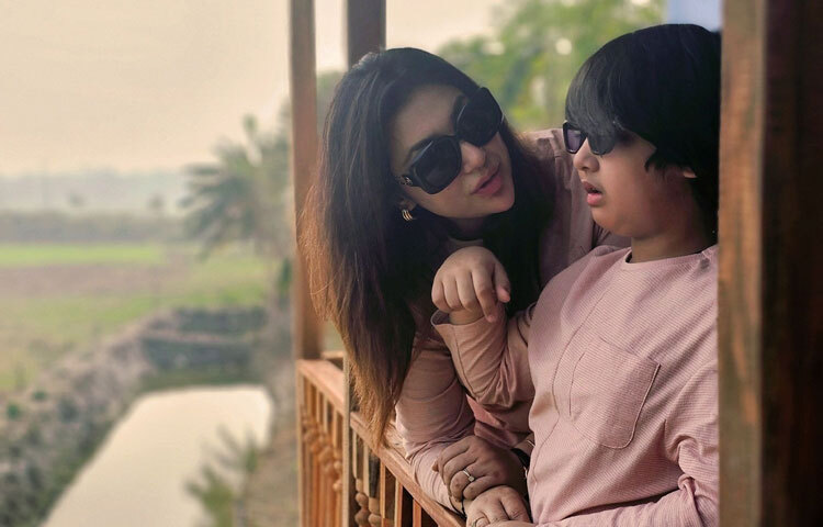 অপু বিশ্বাসের জীবনের সবচেয়ে আলোচিত অধ্যায় তার মাতৃত্ব ও ব্যক্তিগত জীবনের প্রকাশ। তবে তিনি কখনোই এই অধ্যায় থেকে পিছিয়ে যাননি, বরং আরও দৃঢ় হয়ে ফিরেছেন। মাতৃত্বের পরেও নিজের অবস্থান ফিরে পাওয়া, নতুন করে ক্যারিয়ার শুরু করা-এটাই তার সাহসী পরিচয়।