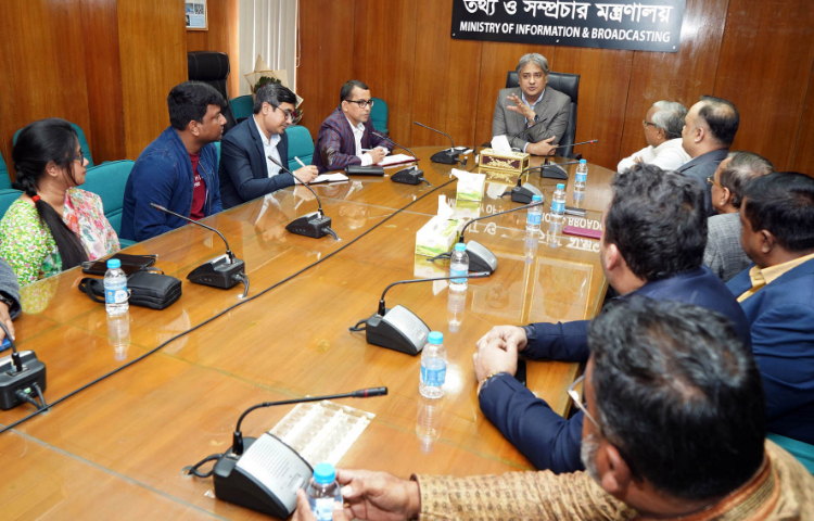 বাংলাদেশ চলচ্চিত্র প্রদর্শক সমিতির নেতাদের সঙ্গে মতবিনিময় করেন তথ্য ও সম্প্রচার প্রতিমন্ত্রী মোহাম্মদ আলী আরাফাত। ছবি: পিআইডি