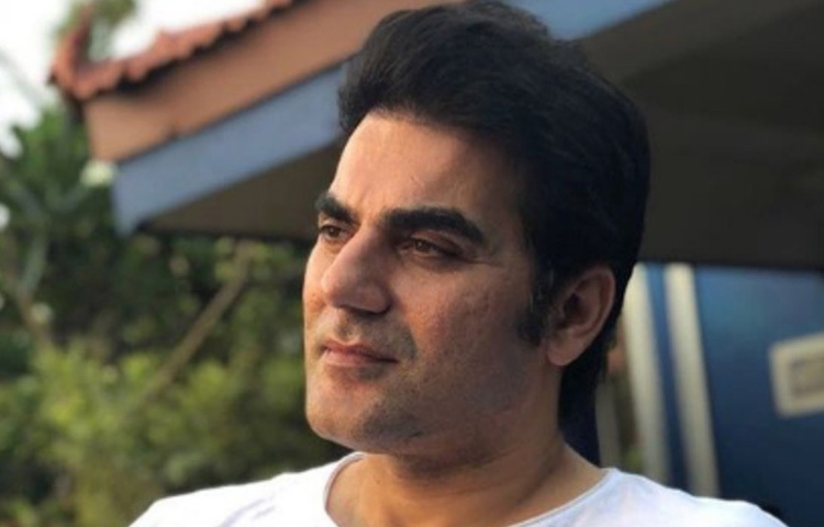 সালমান খান অভিনীত ‘চুলবুল পাণ্ডে’ চরিত্র যেন হয়ে ওঠে সময়ের নতুন ‘মাস হিরো’। তবে পর্দার নায়ক হলেও এর মস্তিষ্ক ছিলেন আরবাজ। এই ছবির কনসেপ্ট, স্ক্রিপ্ট, প্রযোজনা সবই ছিল তার পরিকল্পনার অংশ।