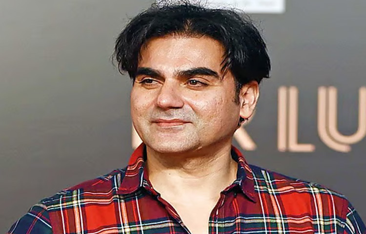 ২০১০ সাল। বলিউড তখন অ্যাকশন আর কমার্শিয়াল ঘরানার দাপটের মধ্যে। ঠিক এই সময়ে নিজের প্রযোজনা সংস্থা ‘আরবাজ খান প্রোডাকশন’ গঠন করেন তিনি। প্রথম প্রজেক্টে ‘দাবাং’ দিয়ে বাজিমাত করেন এই অভিনেতা।